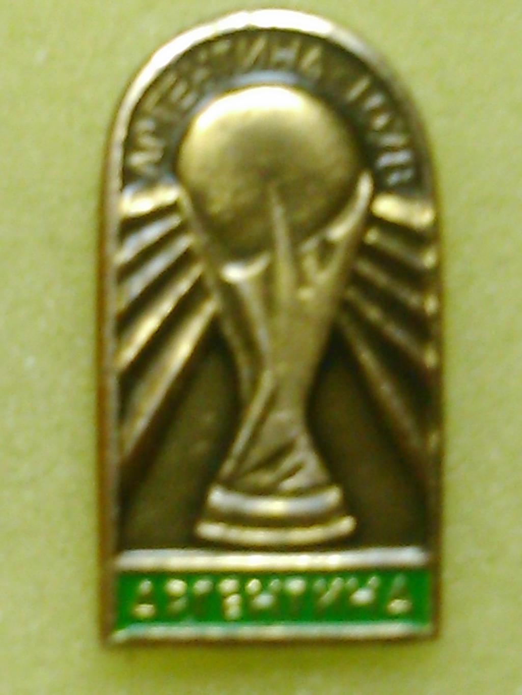 Футбольн. знак. Чемпион мира 1986. Аргентина. Footbal Badge. Оптом скидки до 46%