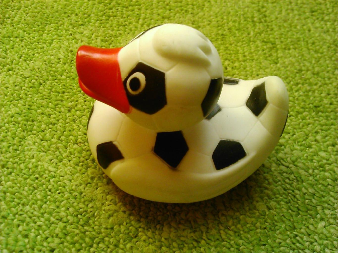 Утка с футбольной символикой, резиновая игрушка с пищалкой. Оптом скидки до 45%!