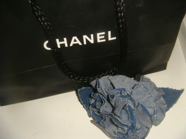 Брошь камелия джинсовая Chanel Шанель 90х годов 3
