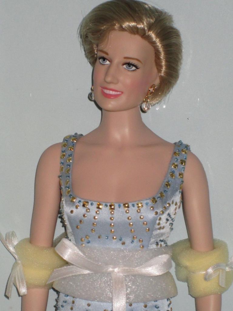 Кукла Принцесса Диана в голубом платье в коробке 1999 год 1