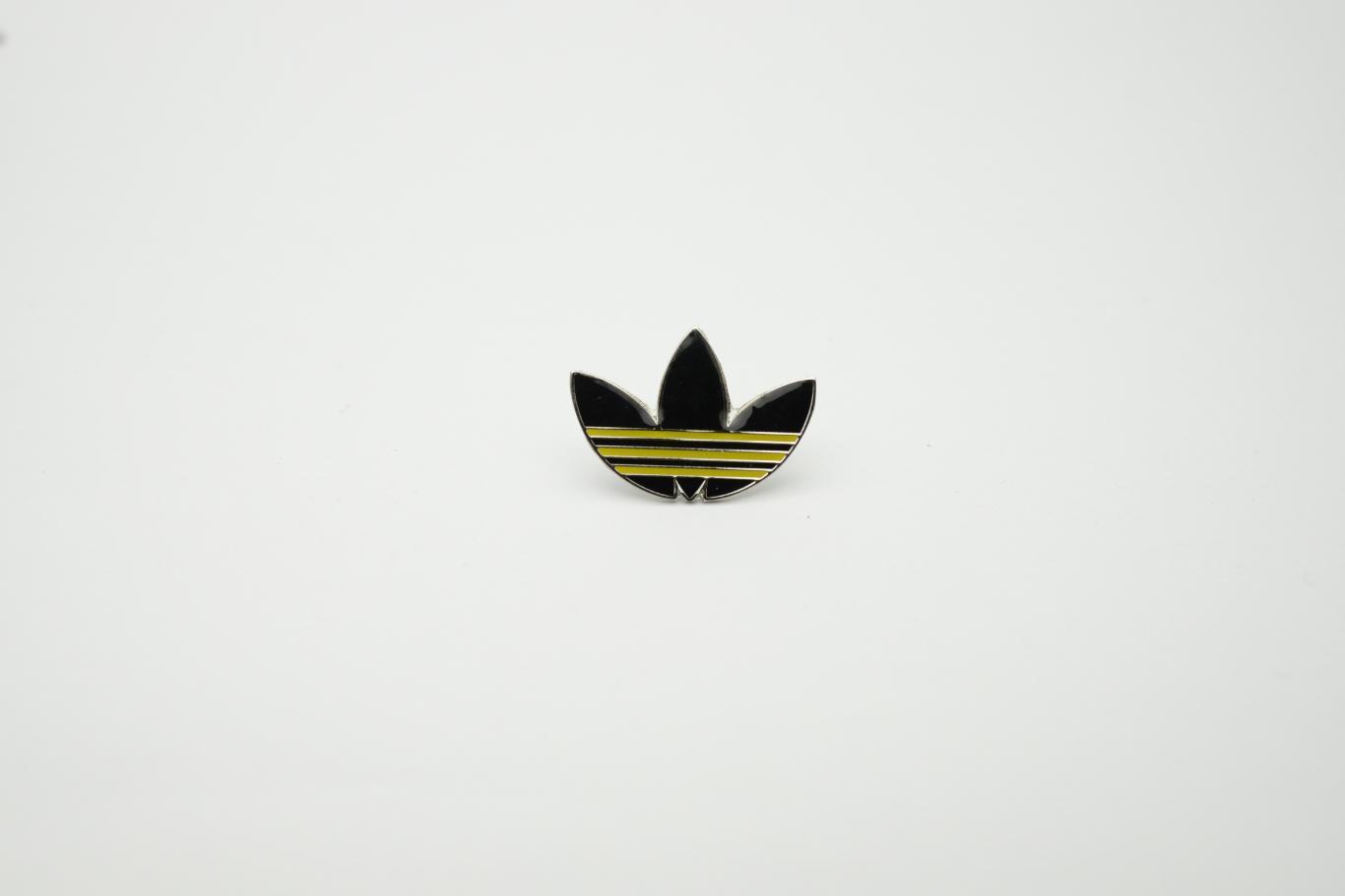 Значок компании Adidas (3 вид)