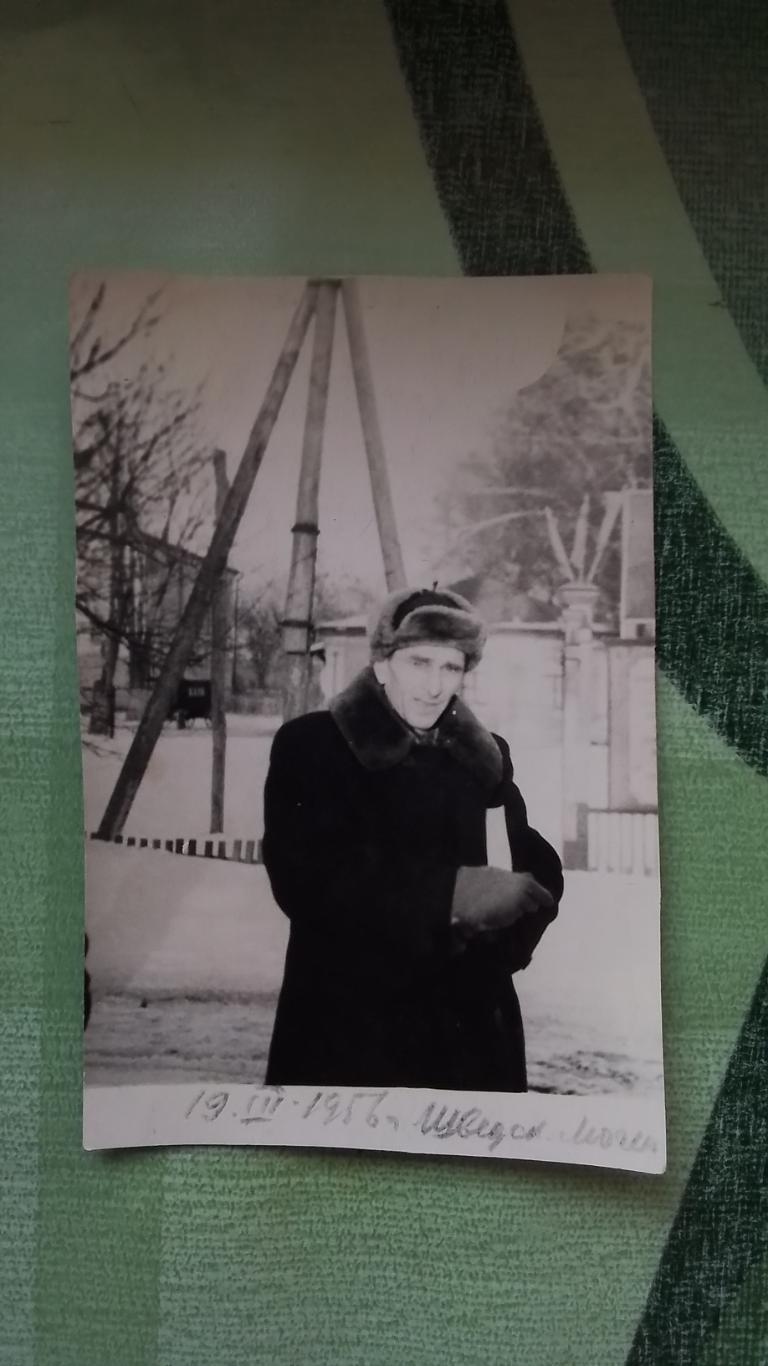 Фото Интеллигент с книгой на Шведской могиле Полтава 1956