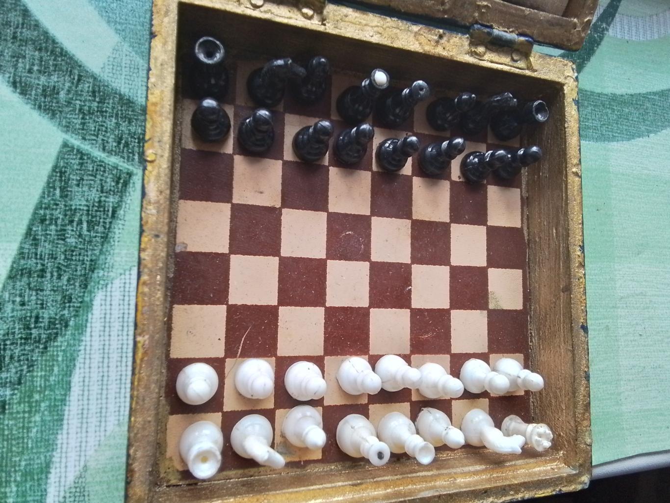 Шахматы мини дорожные пластмассовые Доска старая 1950-х годов 1
