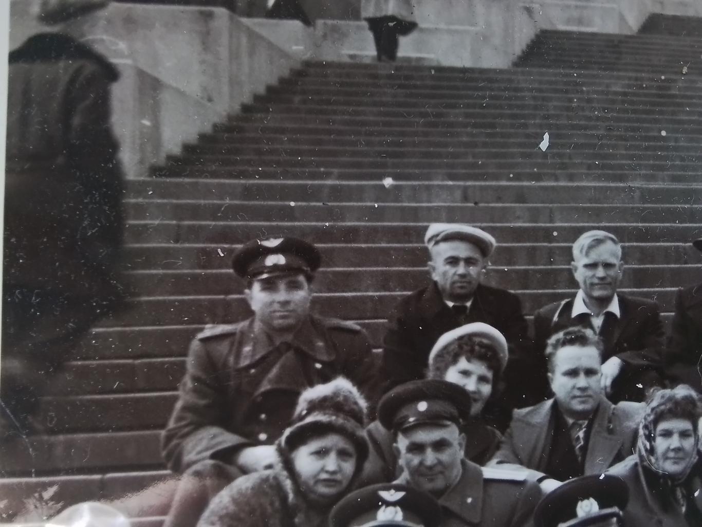 Фото Одесса Потемкинская лестница Офицеры и жены 3 лётчика танкист морской 1960 3