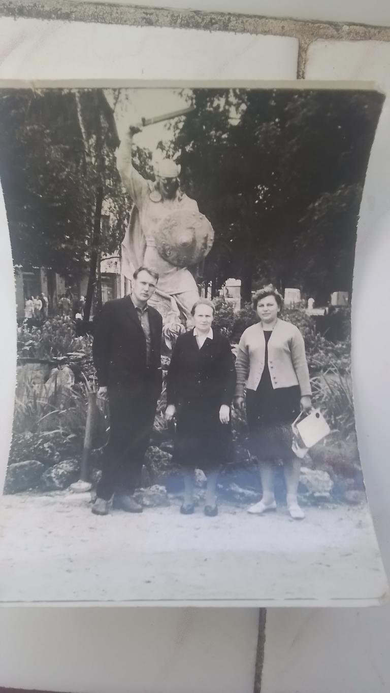 Фото М и 2 Ж у статуи Лачплесиса на станции Майори Юрмала 1964