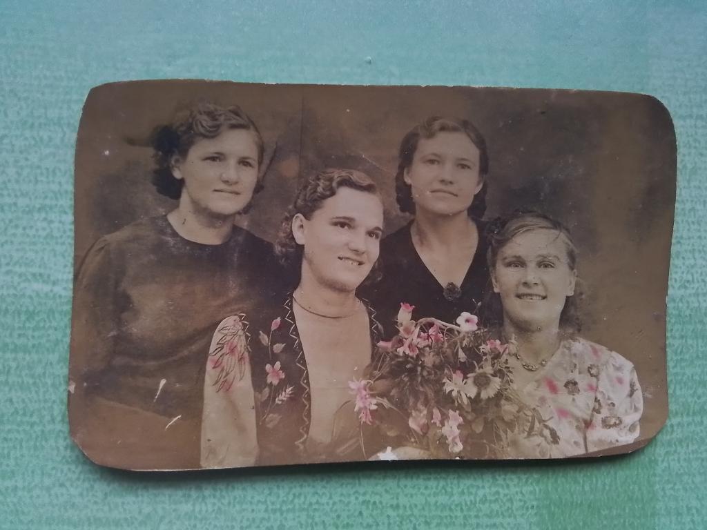 Военное минифото 4 радостных девушки Одна в национальном жилете Запорожье 1945