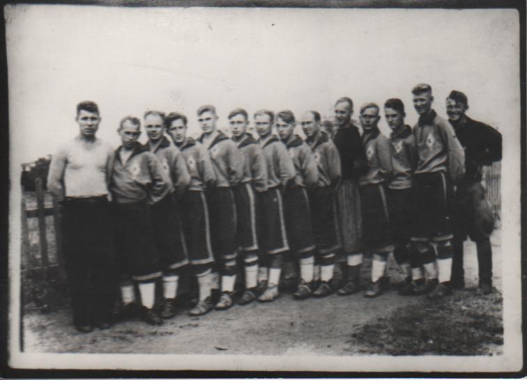 фото футбол сборная г.Красноярск на спар-де Сибири и Д.В г.Омск 1945г. черно-бел