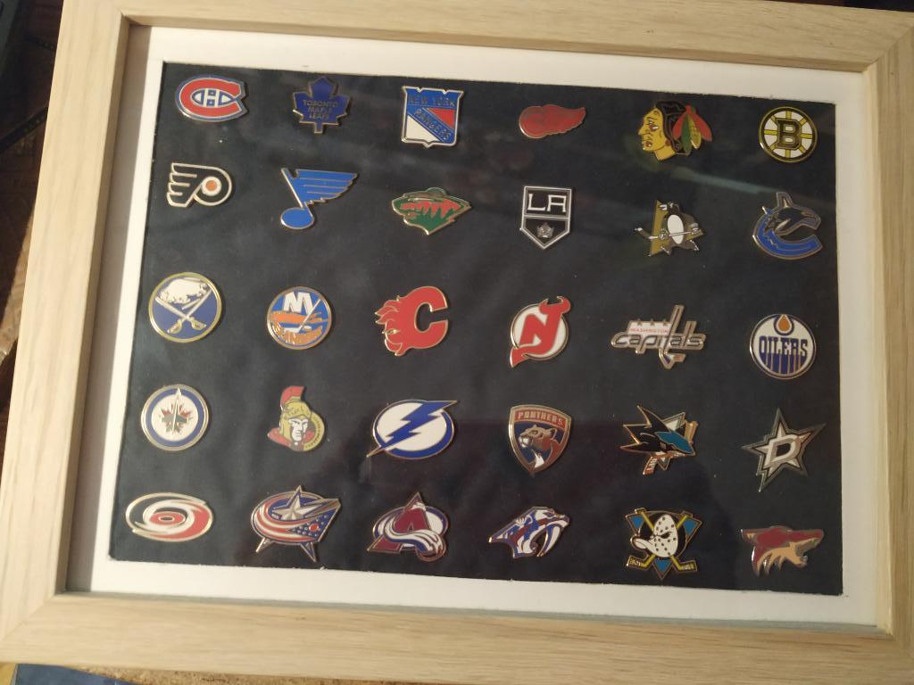 Рамка с 30 значками Клубов НХЛ (до Вегаса).