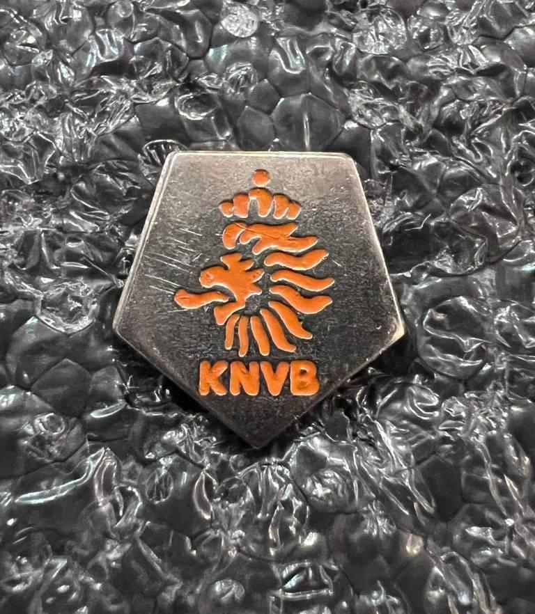 Знак Федерация футбола Голландия Нидерланды.