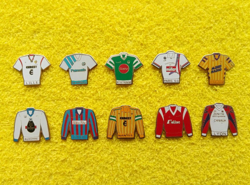 Лот 10 значков футбольные рубашки клубов французской лиги.