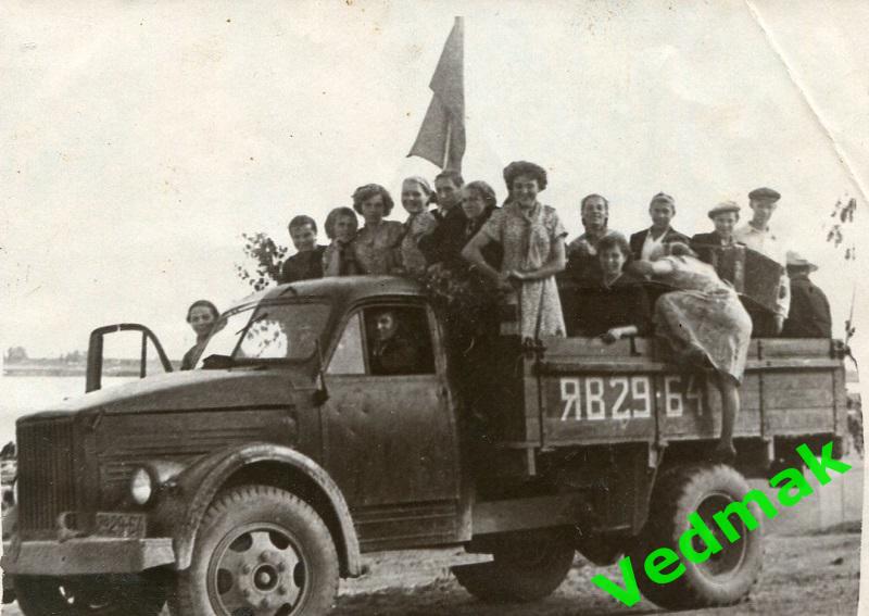 Газ - 51 колхоз знамя соцреализм СССР сельхозработы передовики счастливые лица