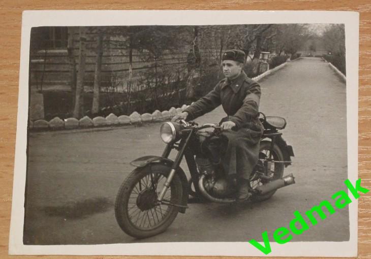 Фотография военнослужащий СА СССР на мотоцикле ИЖ - 49