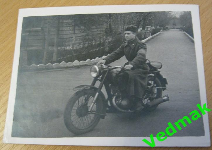 Фотография военнослужащий СА СССР на мотоцикле ИЖ - 49 1
