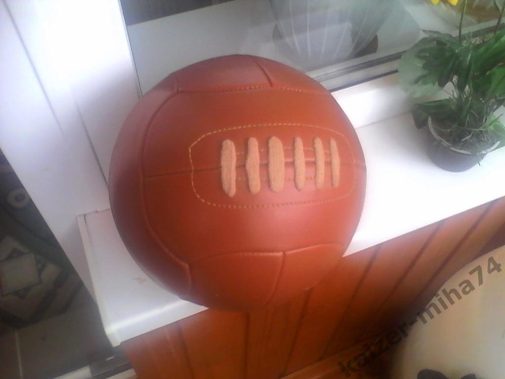мяч футбольный.