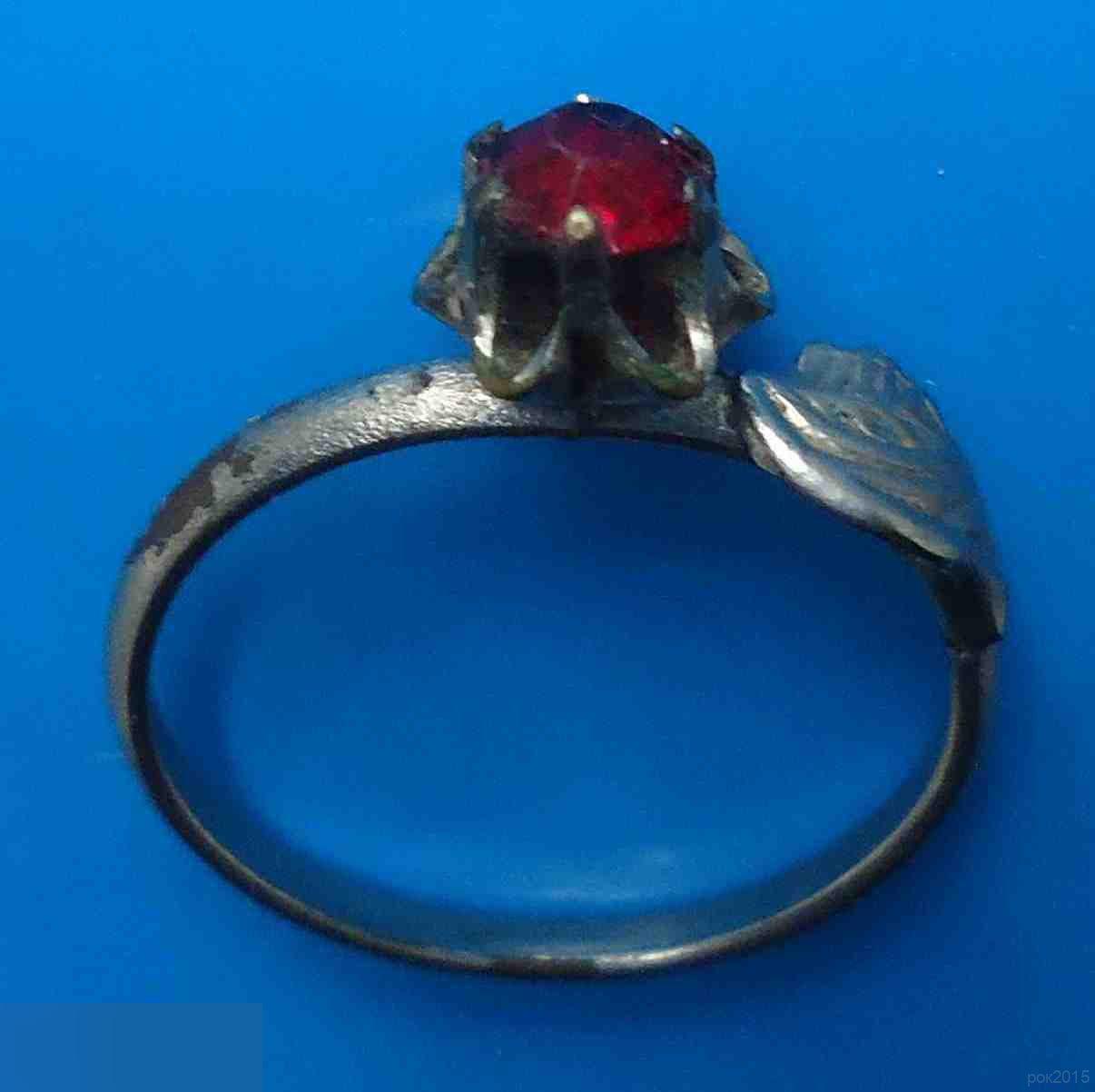 Кольцо с красным камнем