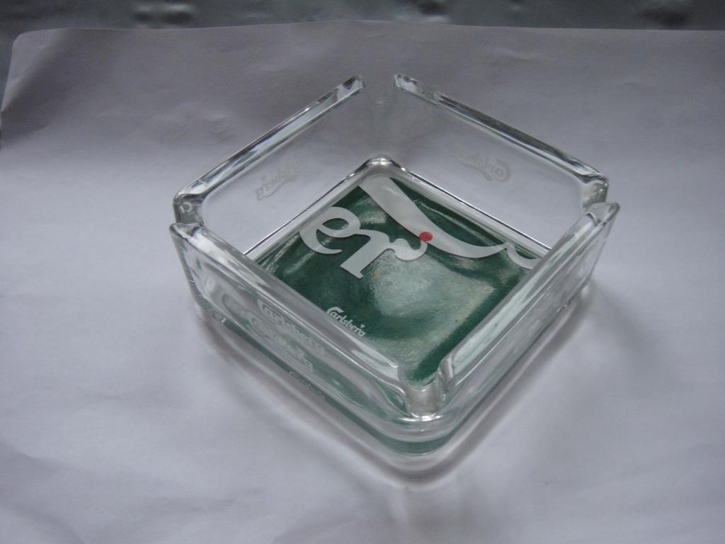 Пепельница Carlsberg , сделано France, толстое стекло, размер 10 x 10 см