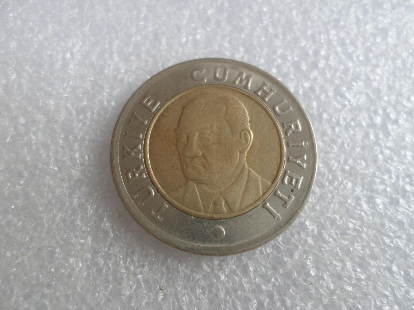 Монета 1 лира Турция 2005 г
