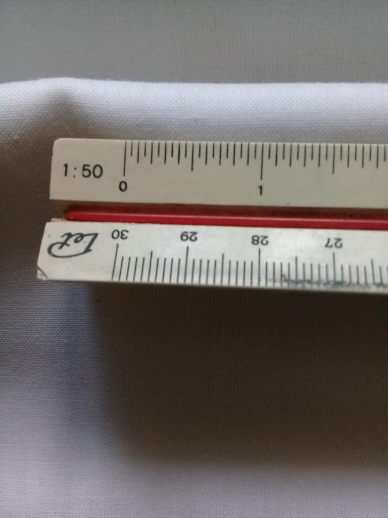 Линейка трёхгранная. С различными мерами длины (мм, см, дюймами и т.п.). 4