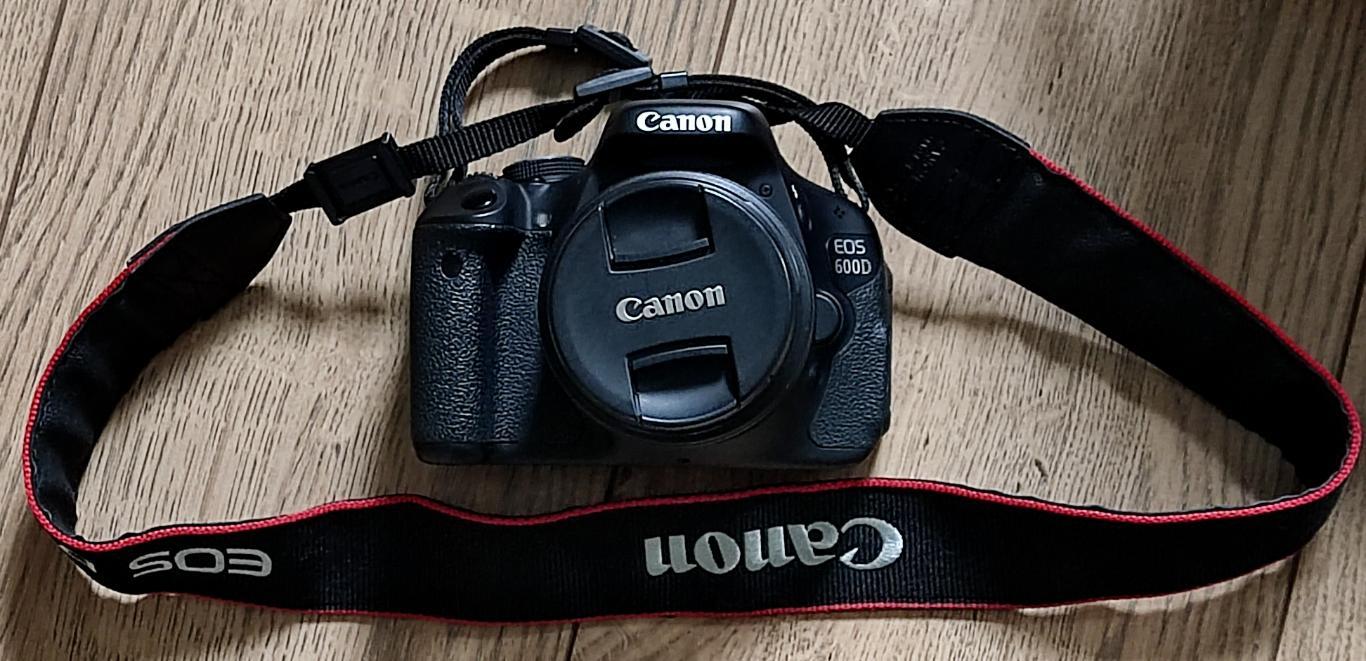 Фотоаппарат Canon EOS 600D, объектив Canon 18-55. В комплекте сумка карта SD зар 1