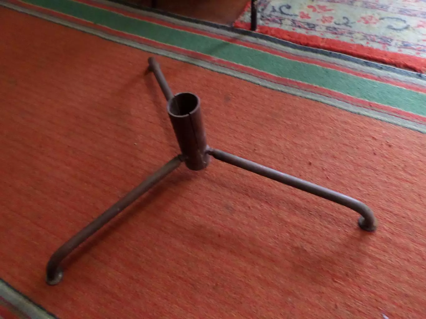 Подставка на елку на Новый год. Разборная, очень удобная. 1