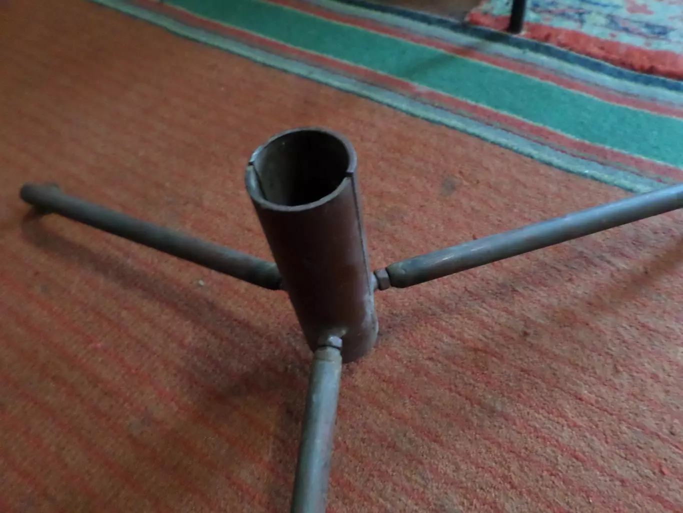 Подставка на елку на Новый год. Разборная, очень удобная. 2