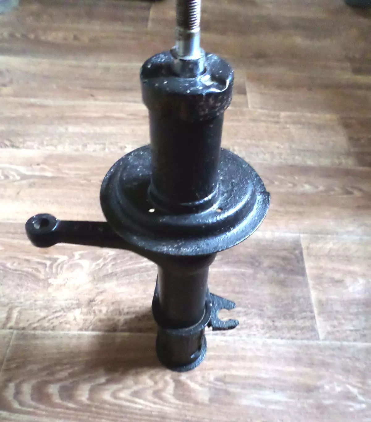 Передняя стойка (левая) амортизатора ВАЗ 2114 1