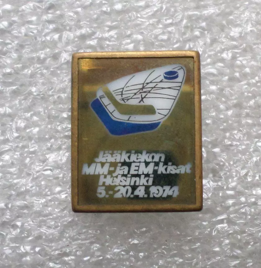 Старый спорт знак в обжиме. Хоккей. Чемпионат мира 1974 год. Хельсинки.