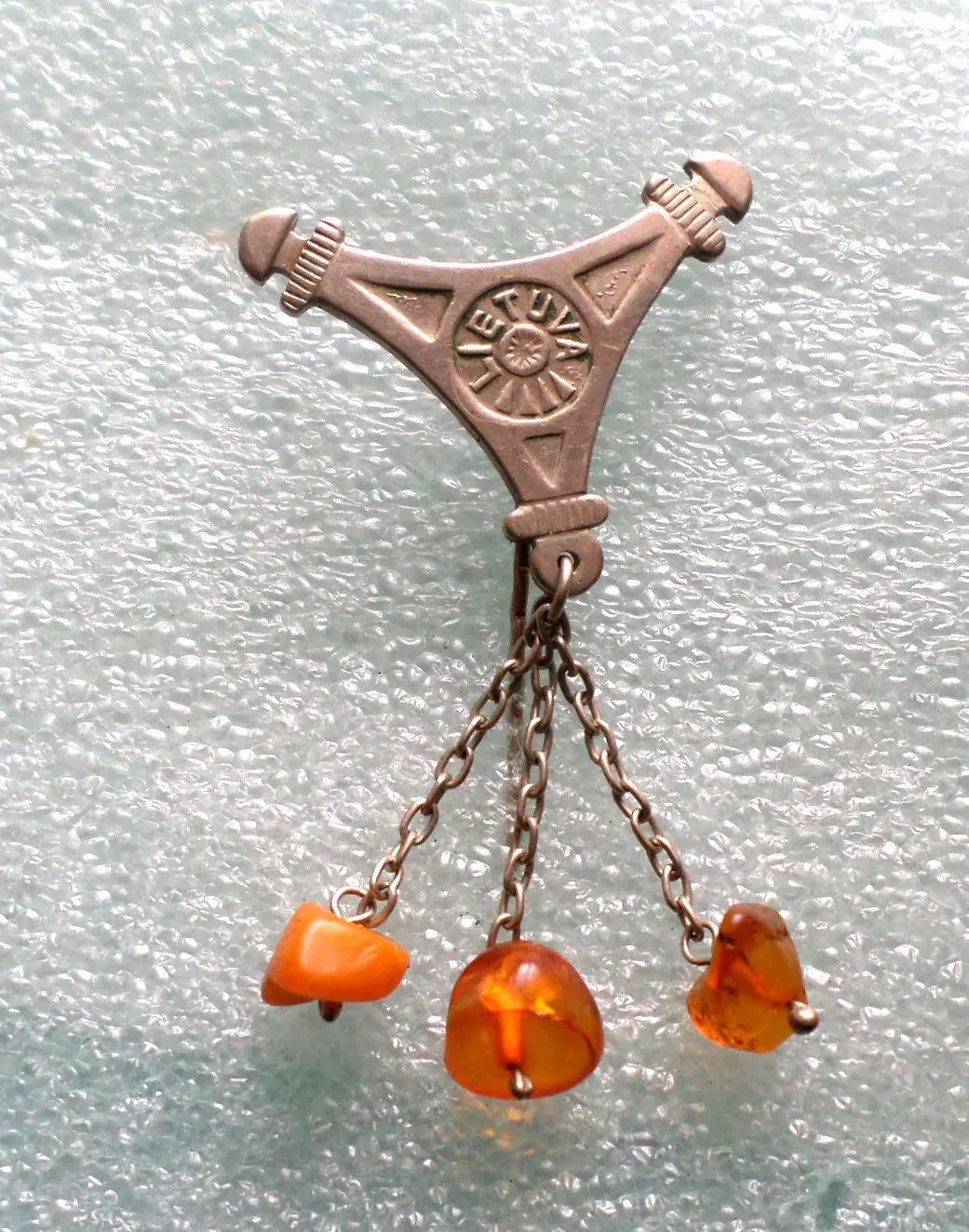 Брошь. Значек. Латвия. янтарь натуральный