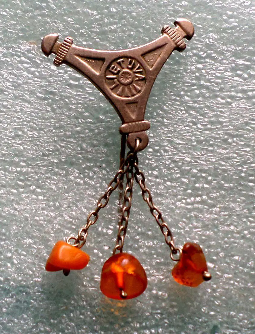 Брошь. Значек. Латвия. янтарь натуральный 1