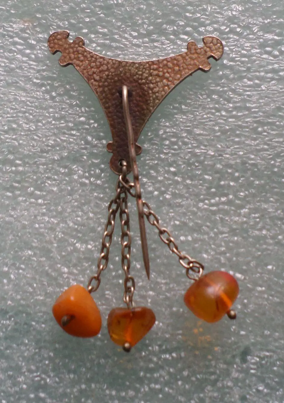 Брошь. Значек. Латвия. янтарь натуральный 2