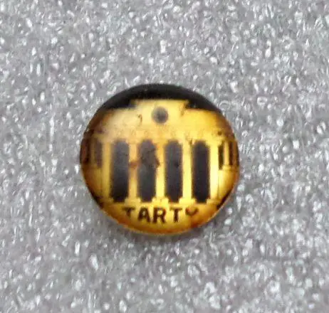 Тарту. Эстония, пуговка. старый знак