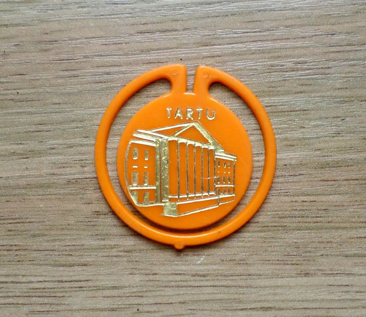 Тартусский университет. Тарту. Изготовлен - завод Экопласт Эстония. (оранжевый).