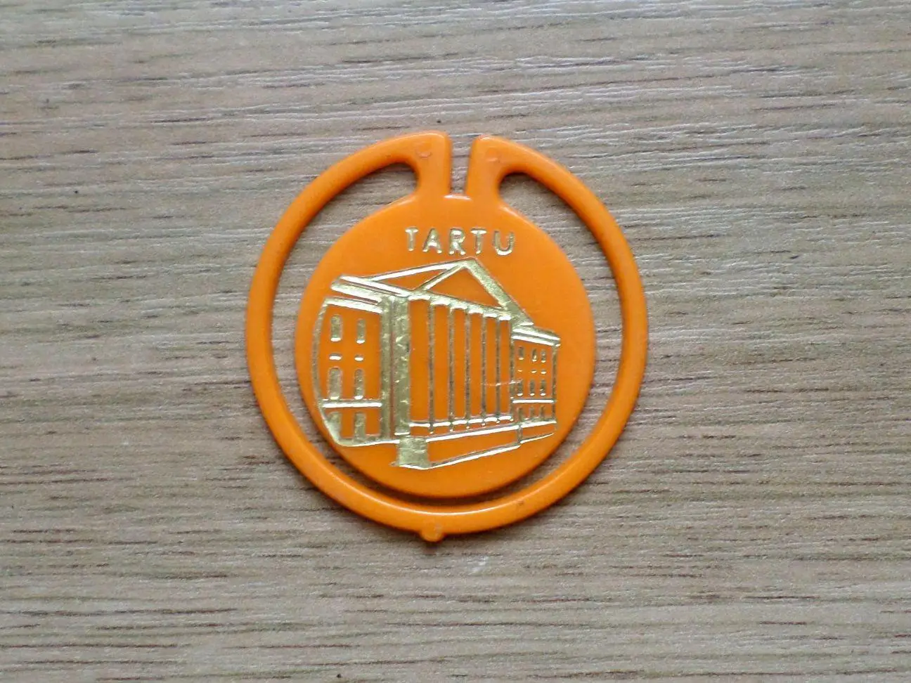 Тартусский университет. Тарту. Изготовлен - завод Экопласт Эстония. (оранжевый). 1