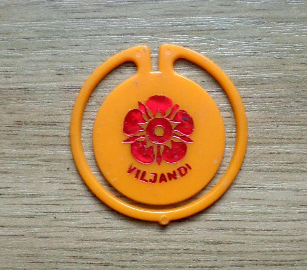 Вильянди . Изготовлен - завод Экопласт Эстония. (оранж).