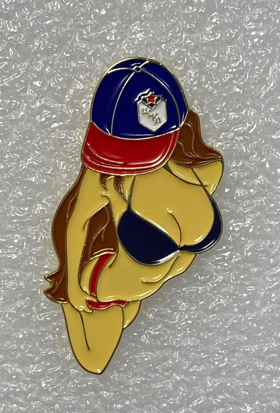 ЦСКА Девушка в купальнике и бейсболке, значок-2