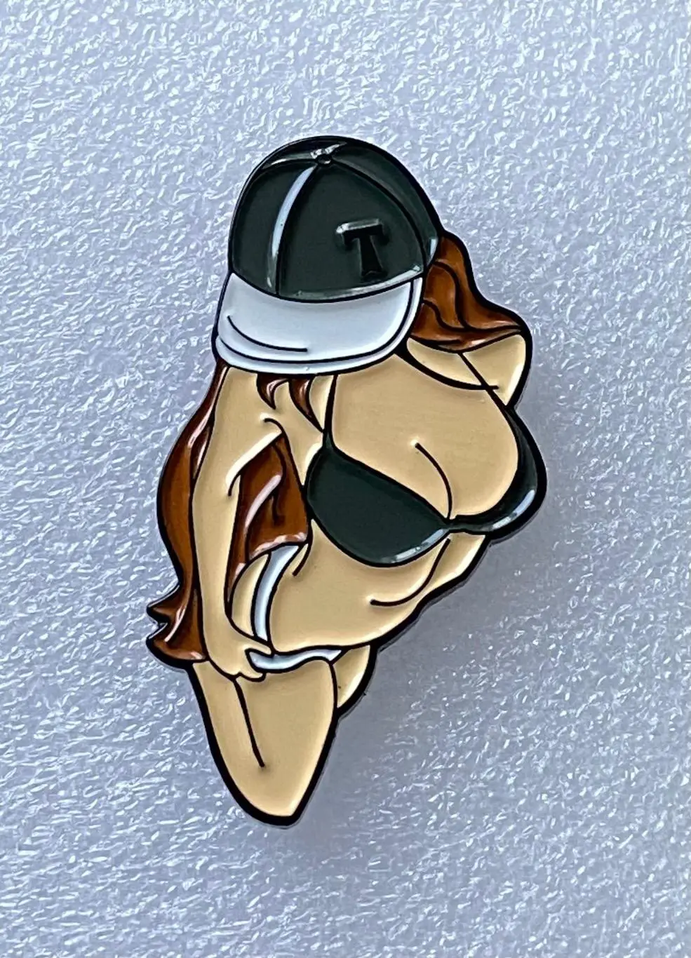 Торпедо Девушка в купальнике и бейсболке, значок-1