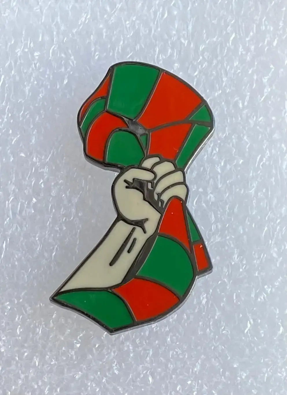 Рука с фанатским шарфом ФК Локомотив, значок