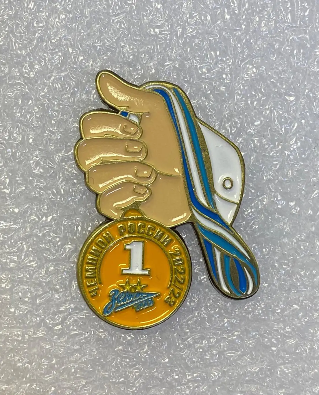 Зенит ФК Чемпион России по футболу 2022-2023 рука с медалью, значок-2
