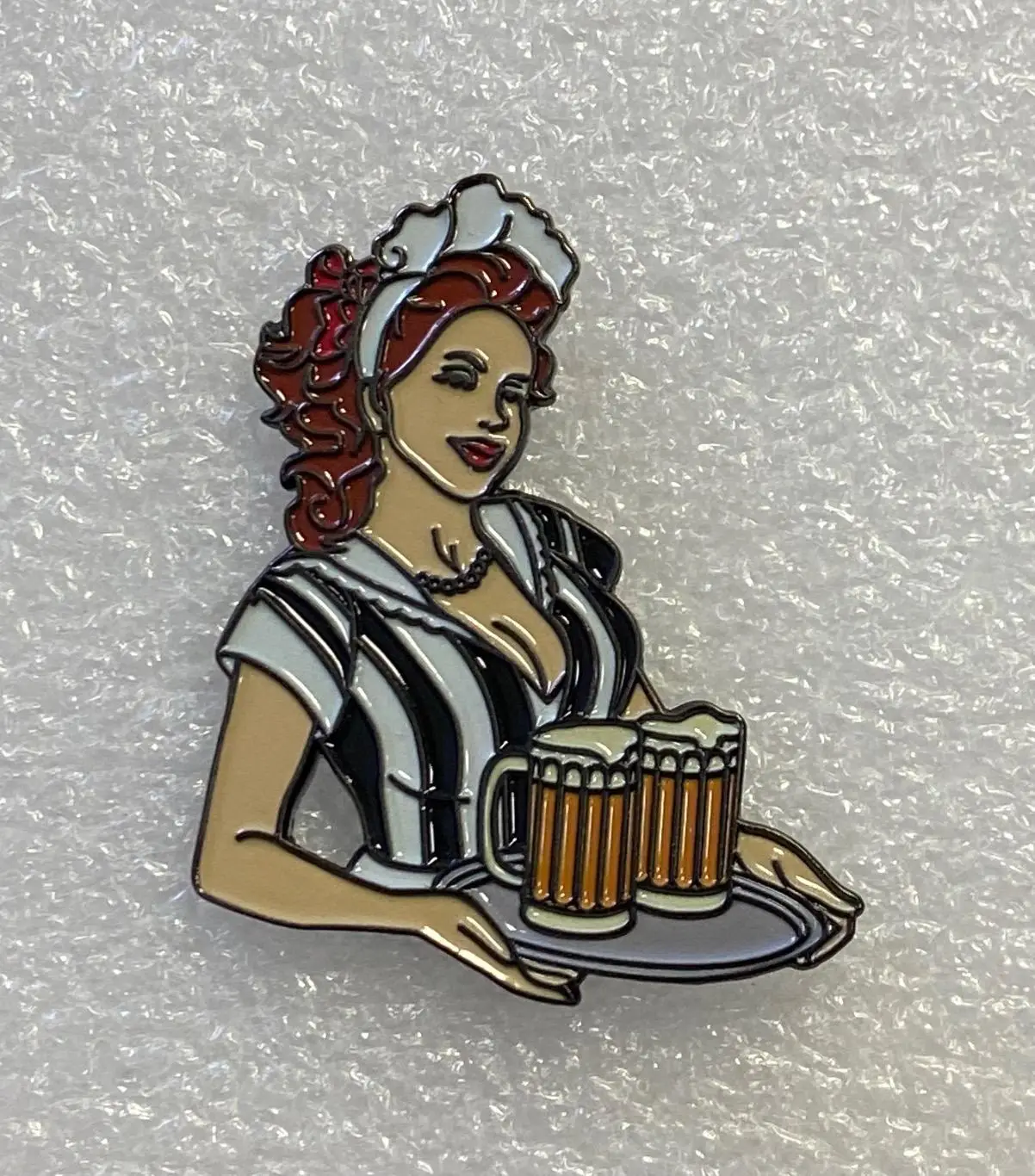 Девушка с пивом на подносе в цветах ФК Торпедо, значок-7