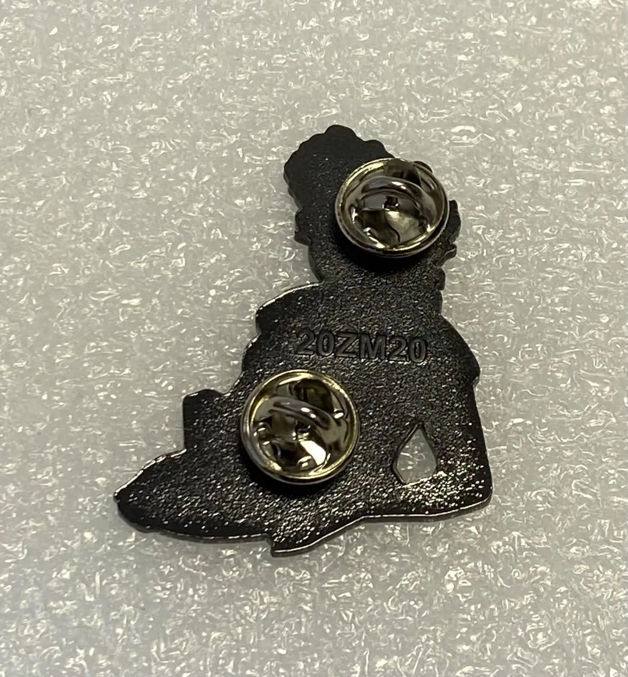 Девушка с пивом на подносе в цветах ФК Торпедо, значок-7 1