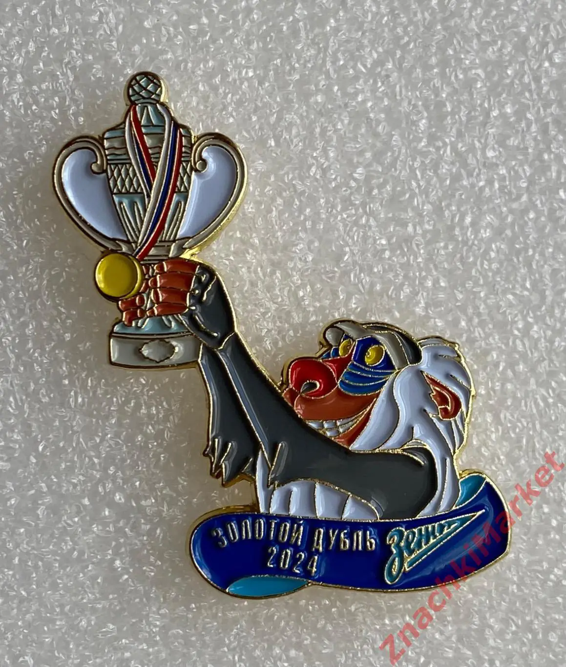 Зенит ФК Золотой дубль Мульт Мандрил держит кубок с медалью, значок-1