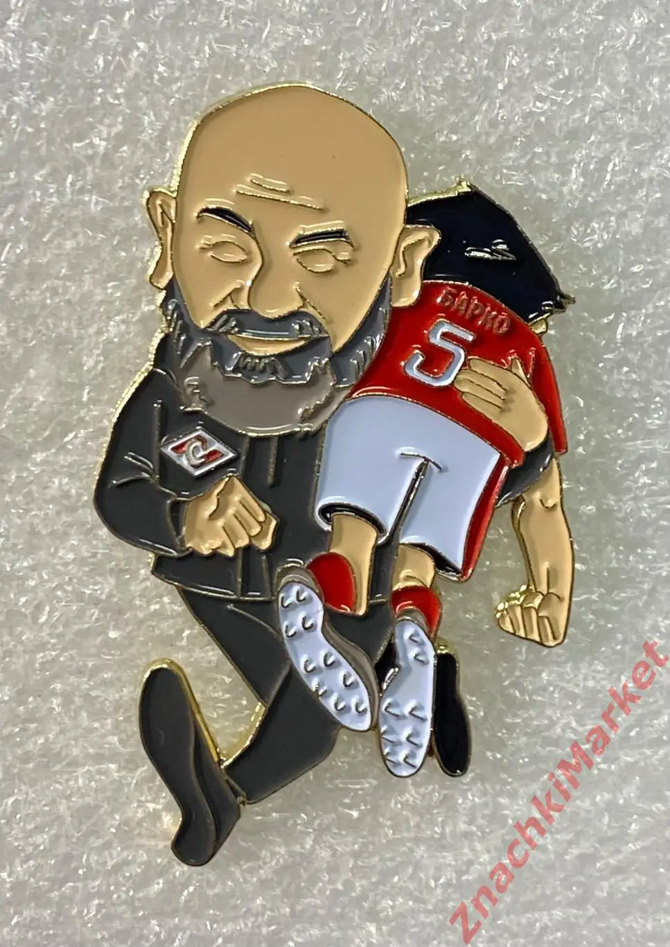 Мульт Спартак Деян Станкович несёт на плече игрока Барко, значок-1