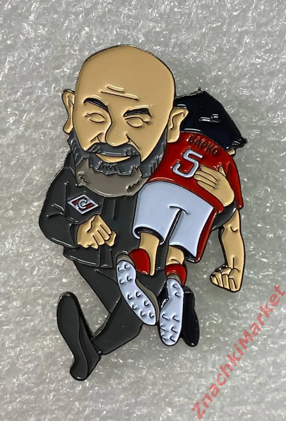 Мульт Спартак Деян Станкович несёт на плече игрока Барко, значок-2