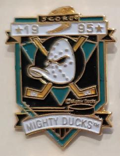 ЗНАЧОК НХЛ МАЙТИ ДАКС СКОРЭ 1995 NHL MIGHTY DUCKS SCORE PIN 1