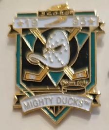 ЗНАЧОК НХЛ МАЙТИ ДАКС СКОРЭ 1995 NHL MIGHTY DUCKS SCORE PIN