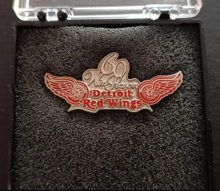 ХОККЕЙ ЗНАЧОК 60 ПОБЕД ДЕТРОЙТ РЭД ВИНГЗ NHL 60 WIN SEASON DETROIT RED WINGS 1