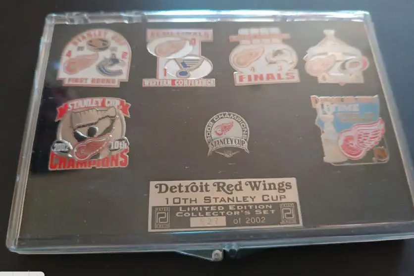 ХОККЕЙ НАБОР ЗНАЧКОВ НХЛ ДЕТРОЙТ СТЭНЛИ КАП 2002 NHL DETROIT STANLEY CUP #8 1