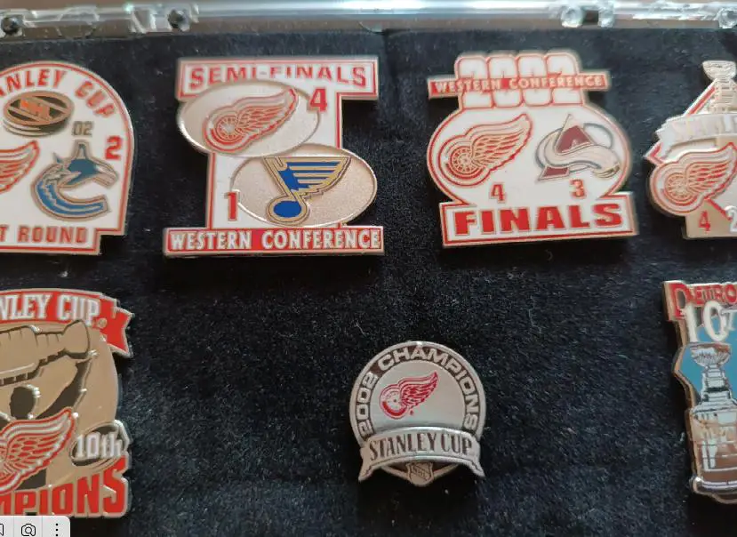 ХОККЕЙ НАБОР ЗНАЧКОВ НХЛ ДЕТРОЙТ СТЭНЛИ КАП 2002 NHL DETROIT STANLEY CUP #8 3