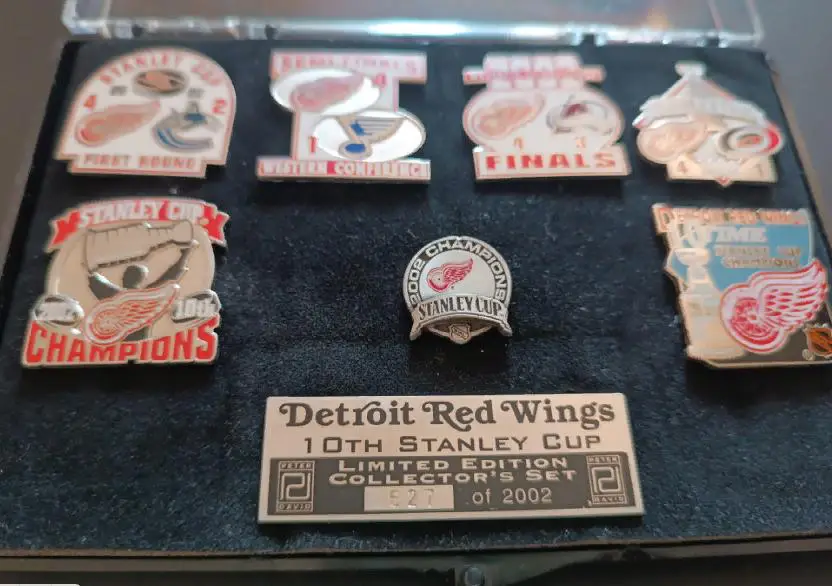 ХОККЕЙ НАБОР ЗНАЧКОВ НХЛ ДЕТРОЙТ СТЭНЛИ КАП 2002 NHL DETROIT STANLEY CUP #8 6