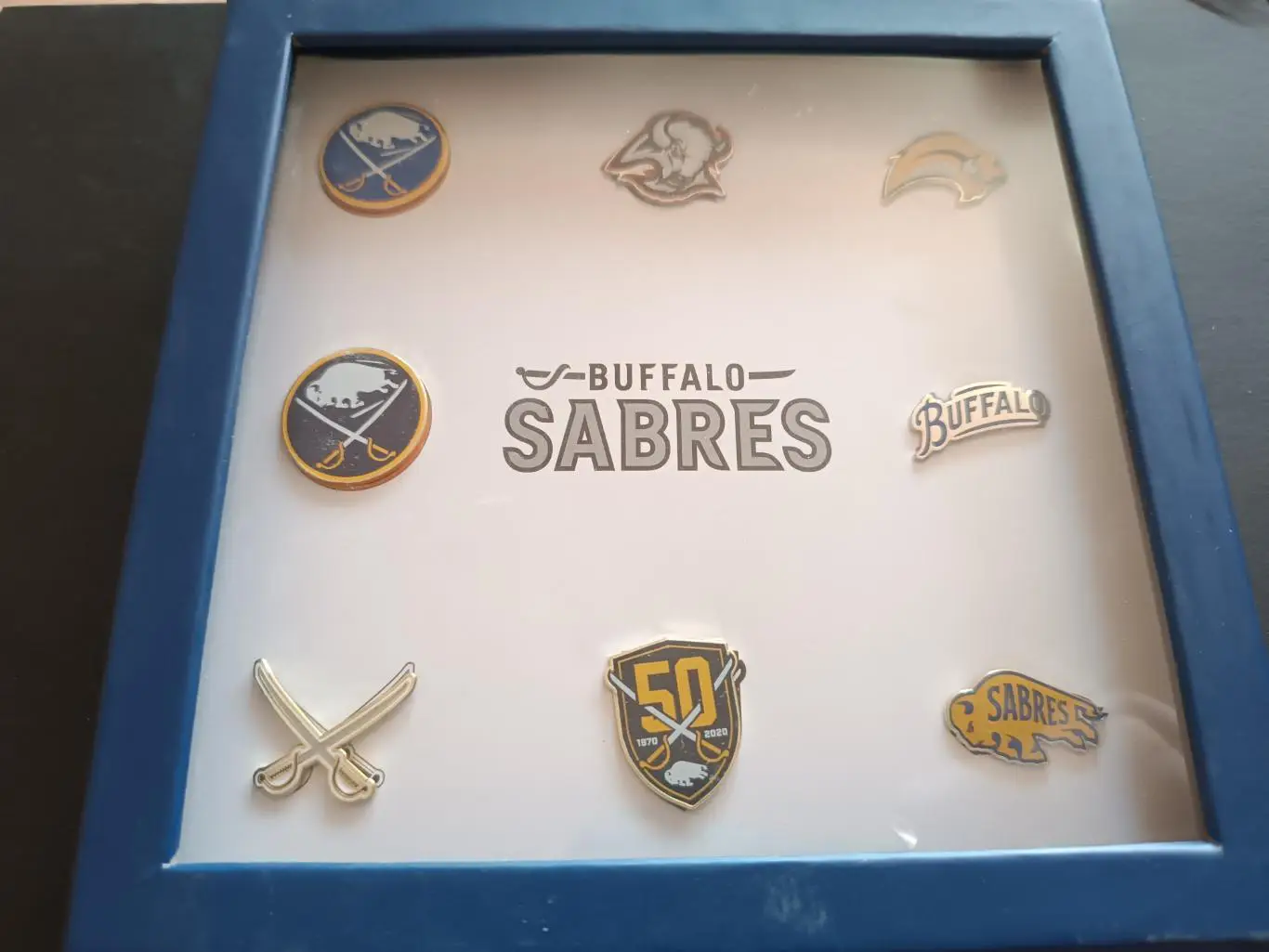 ХОККЕЙ НАБОР ЗНАЧКОВ НХЛ 50ЛЕТ БАФФАЛО СЕЙБРЗ 1970-2020 NHL BUFFALO SABRES PIN#8 1